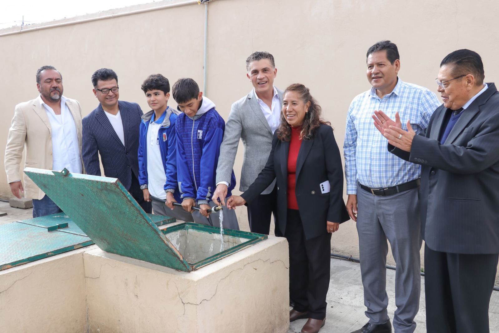 Cumple Alfonso Sánchez compromiso de llevar agua a la Telesecundaria 'Desiderio Hernández Xochitiotzin' de Acuitlapilco